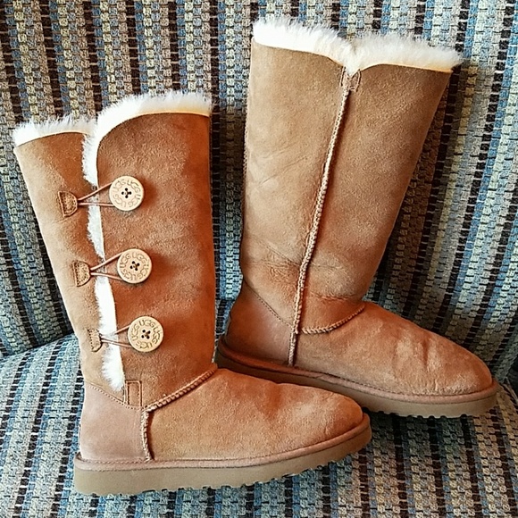 UGG Shoes - UGG Bailey Button Triplet in Chestnut